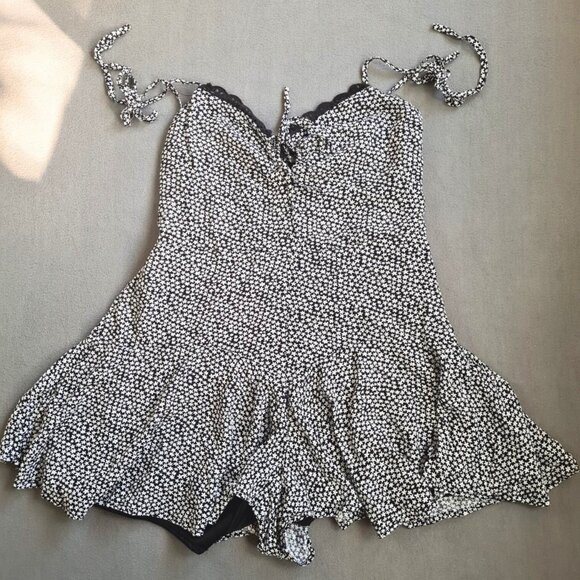 Streetwear Society Women Tie Sleeves Romper Size M Black w/ Star Print - Picture 6 of 12